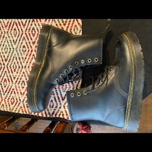 Dr Martens size 9 womens / size 8 mens